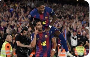 حكم الكلاسيكو يوجه رسالة خاصة إلى فينيسيوس وبيدري قبل مباراة ريال مدريد وبرشلونة